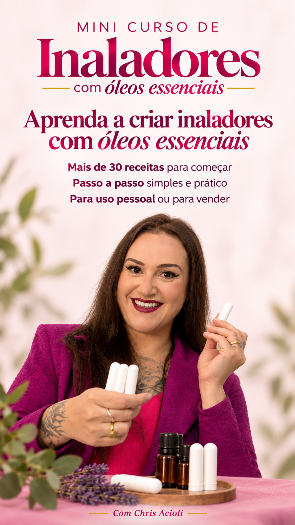 Cartaz vertical do mini curso Inaladores com óleos essenciais: Chris Acioli sorrindo, segurando inaladores brancos sobre uma mesa com vidros âmbar e lavanda, com os destaques Mais de 30 receitas para começar, Passo a passo simples e prático e Para uso pessoal ou para vender.